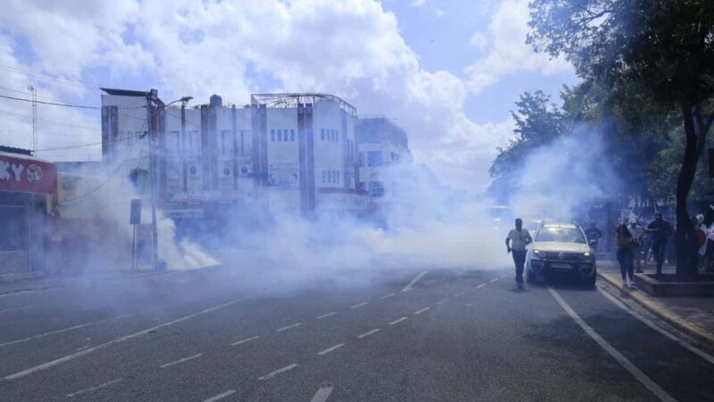 Protesta de Agrónomos Dispersada con Gases Lacrimógenos en Santo Domingo