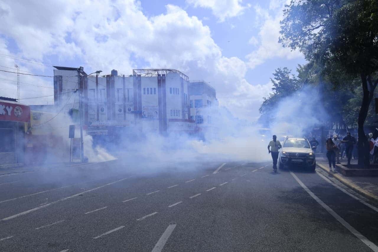 Protesta de Agrónomos Dispersada con Gases Lacrimógenos en Santo Domingo