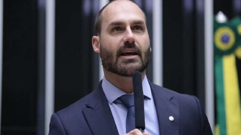 Condenan a Eduardo Bolsonaro a Cuatro Años de Cárcel por Coacción a la Justicia