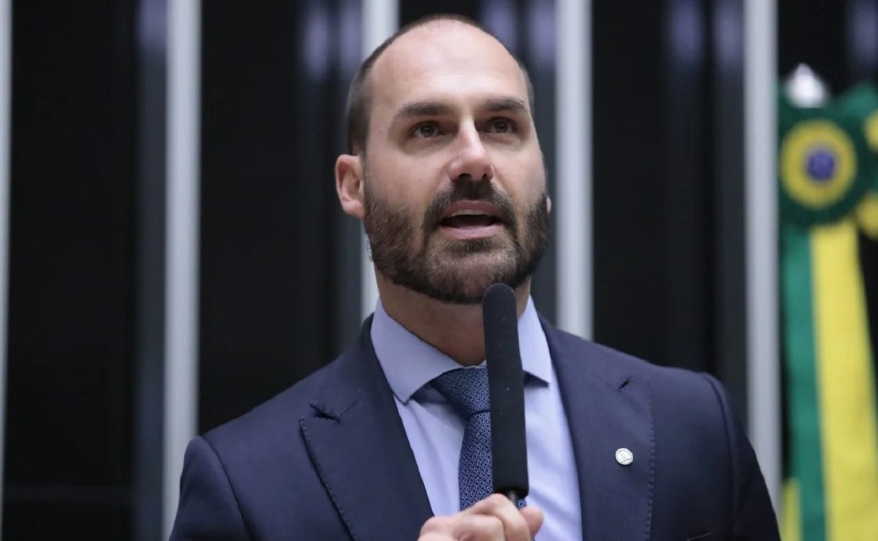 Condenan a Eduardo Bolsonaro a Cuatro Años de Cárcel por Coacción a la Justicia