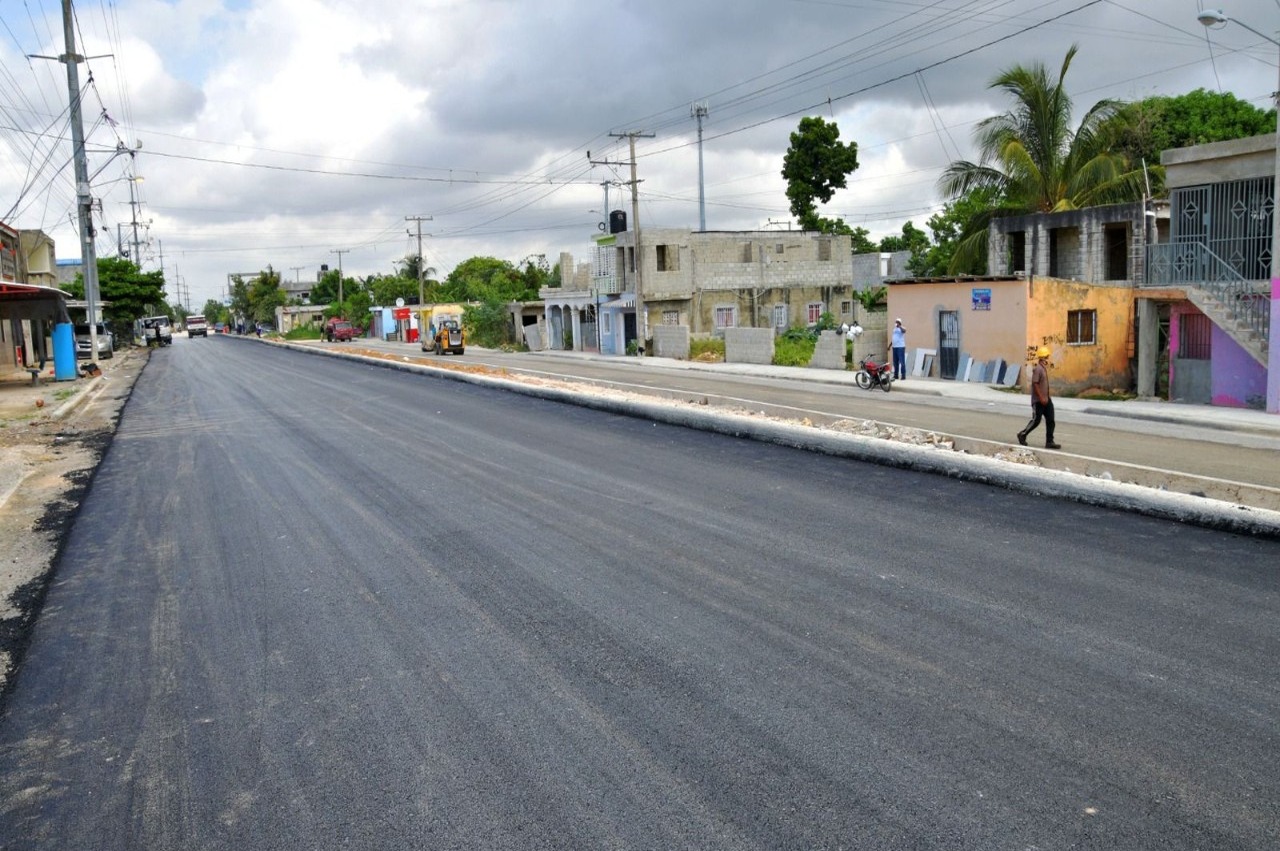 Brisas del Este Celebra Renovación con Asfaltado de Calle Las Damas