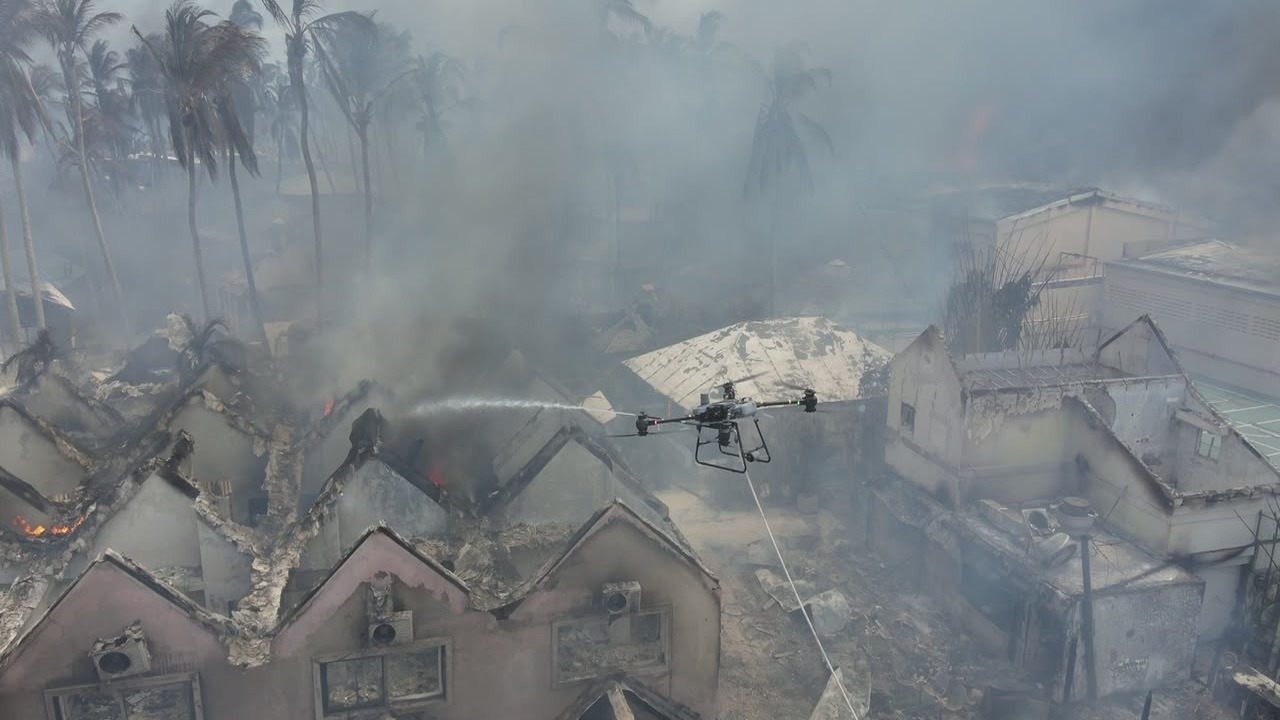 Bomberos Intensifican Esfuerzos para Controlar Incendio en Hotel Viva Dominicus