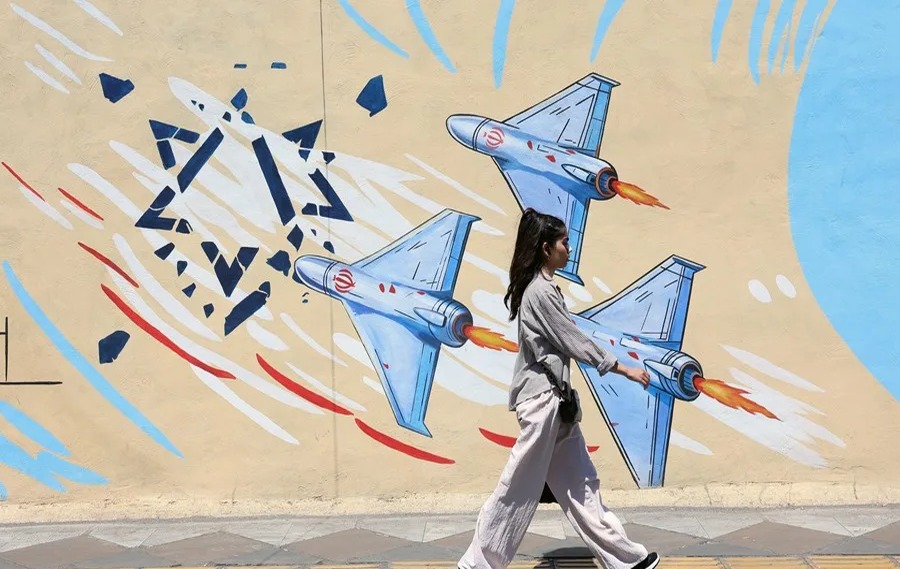 Irán Reafirma su Derecho a la Defensa y Ataca Bases de EE.UU. en Oriente Medio