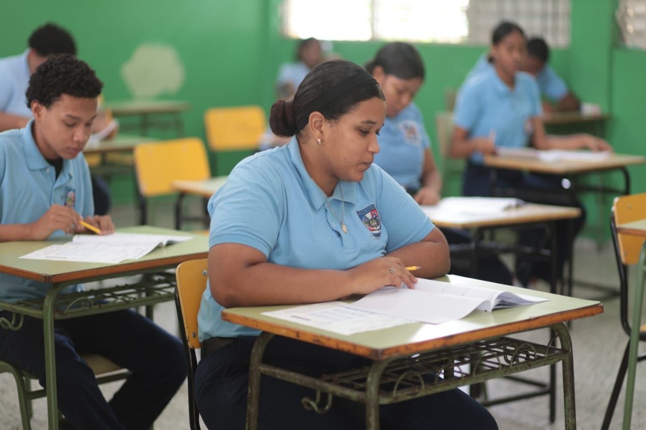 Educación Convoca a Más de 111 Mil Estudiantes para Pruebas Nacionales 2026
