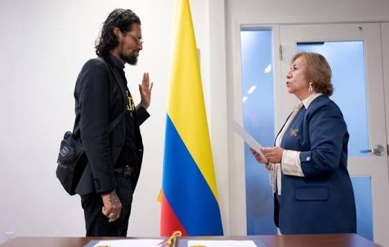Draco Rosa recibe la nacionalidad colombiana de manos del presidente Petro
