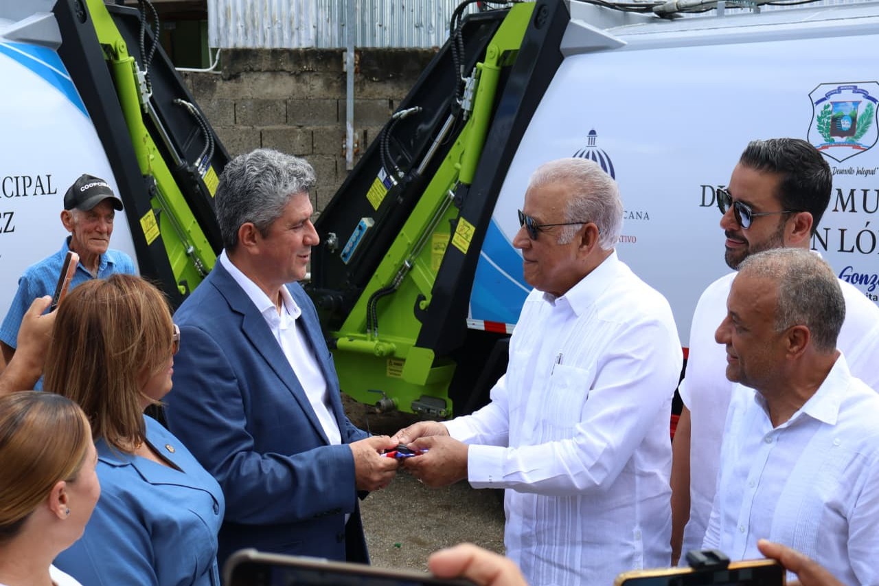Gobierno Refuerza Recolección de Basura en Moca con Nuevos Camiones