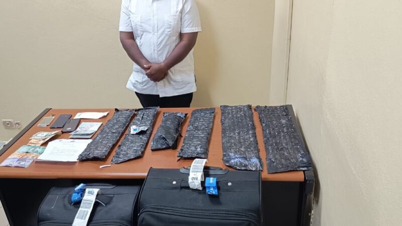 Detienen a Hombre con Doble Nacionalidad en el Aeropuerto del Cibao por Tráfico de Drogas