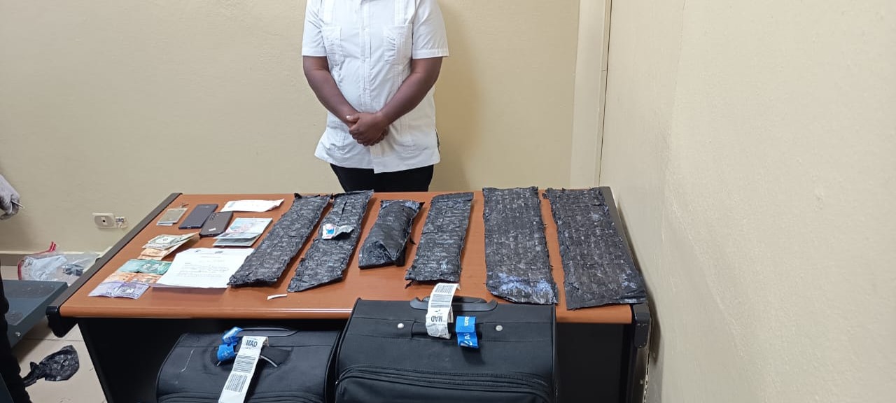 Detienen a Hombre con Doble Nacionalidad en el Aeropuerto del Cibao por Tráfico de Drogas