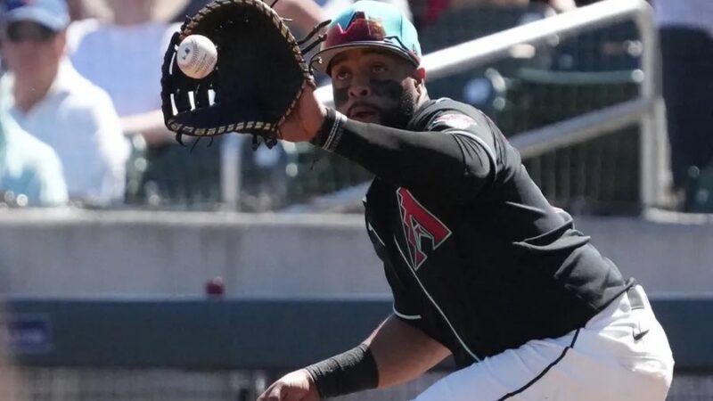 Carlos Santana es removido de la nómina de los D-backs