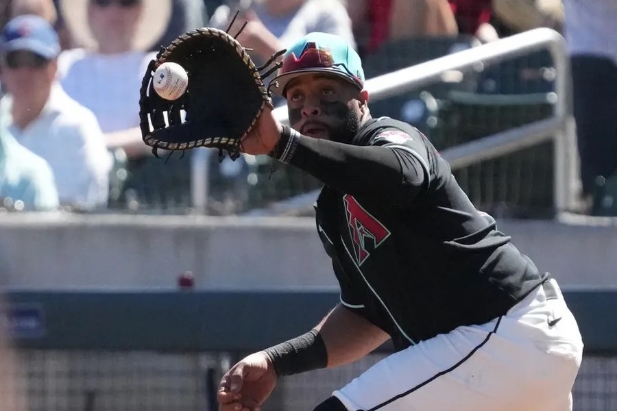 Carlos Santana es removido de la nómina de los D-backs