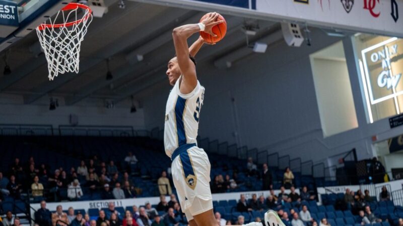 Rafael Castro firma contrato con los Bucks de Milwaukee