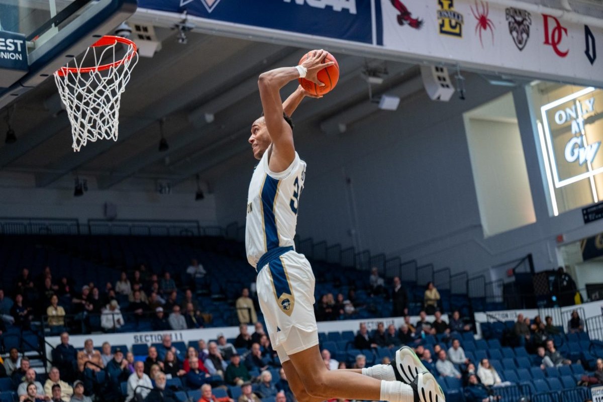 Rafael Castro firma contrato con los Bucks de Milwaukee