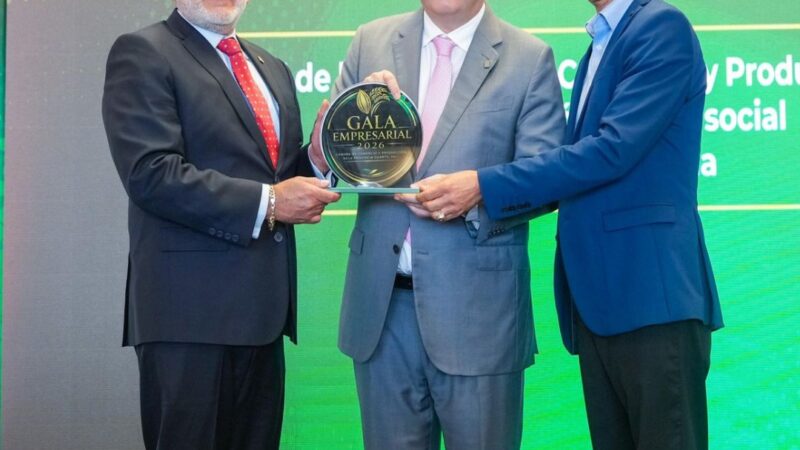 Cámara de Comercio de San Francisco de Macorís Honra a Eduardo Sanz Lovatón
