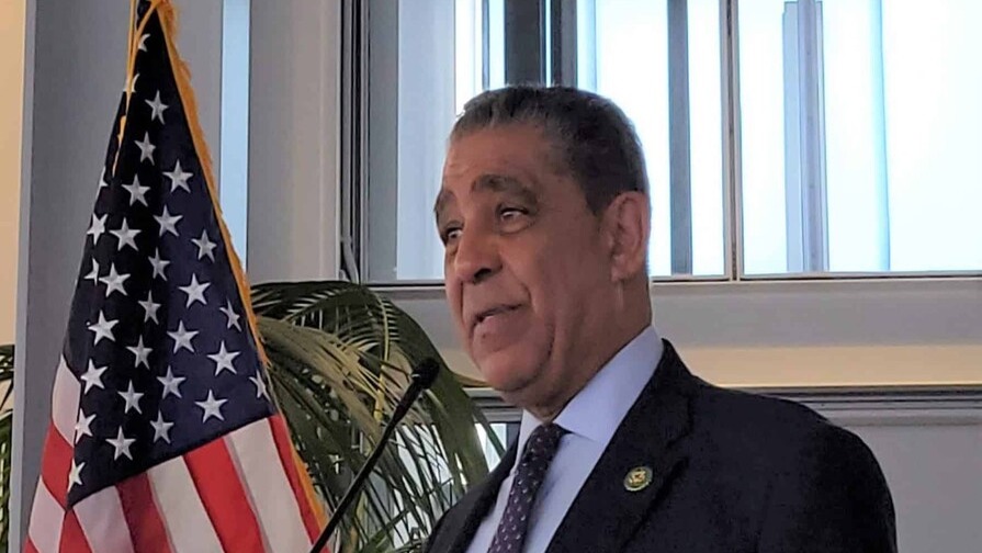Adriano Espaillat Alerta sobre Impacto de Recortes en Medicaid y SNAP