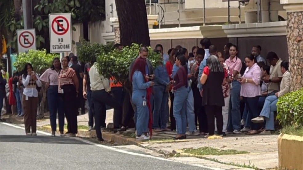 Evacuación Eficiente en Edificios Públicos tras Sismo en Santo Domingo