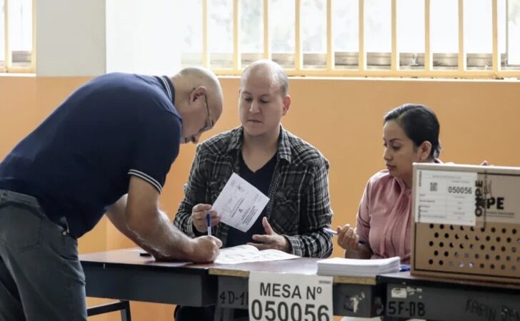 Retrasos en Instalación de Mesas de Votación Marcan Segunda Vuelta en Perú