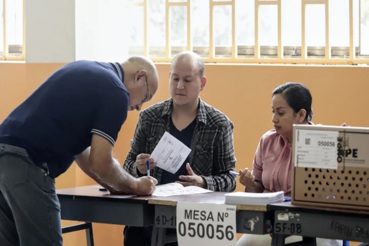 Retrasos en Instalación de Mesas de Votación Marcan Segunda Vuelta en Perú