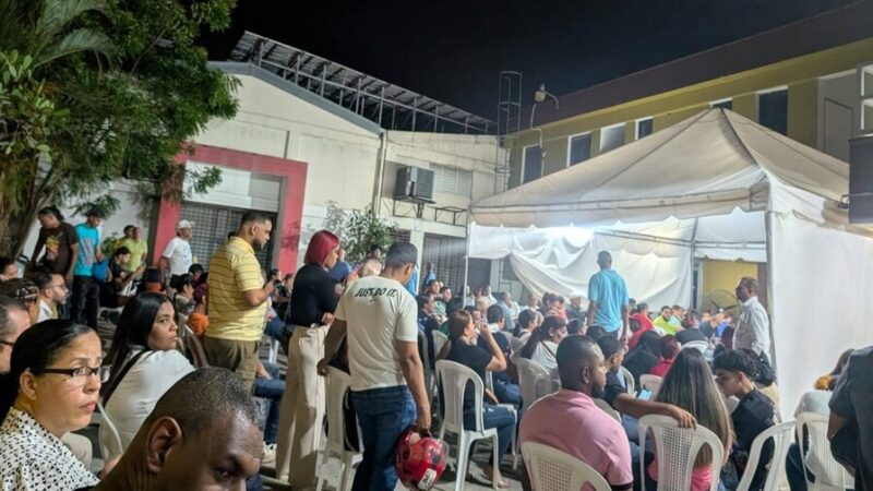 Largas Esperas y Desorganización en Renovación de Cédulas en Santiago