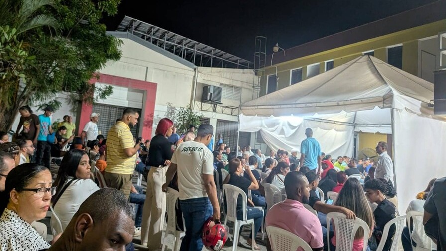 Largas Esperas y Desorganización en Renovación de Cédulas en Santiago