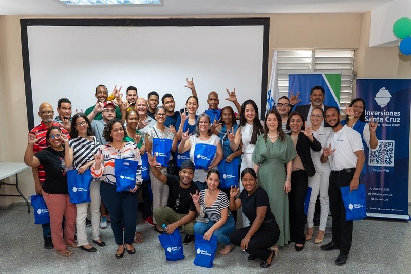 Banco Santa Cruz Fomenta Inclusión Financiera para Personas Sordas en RD