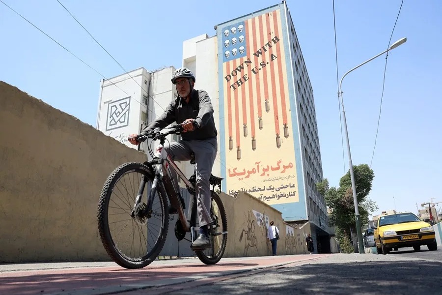 Irán Destruye Infraestructuras Militares de EE.UU. en Medio de Tensión Creciente