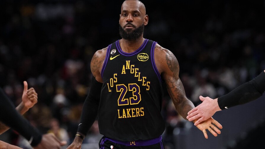 LeBron James Deja a los Lakers: Un Nuevo Capítulo en su Carrera