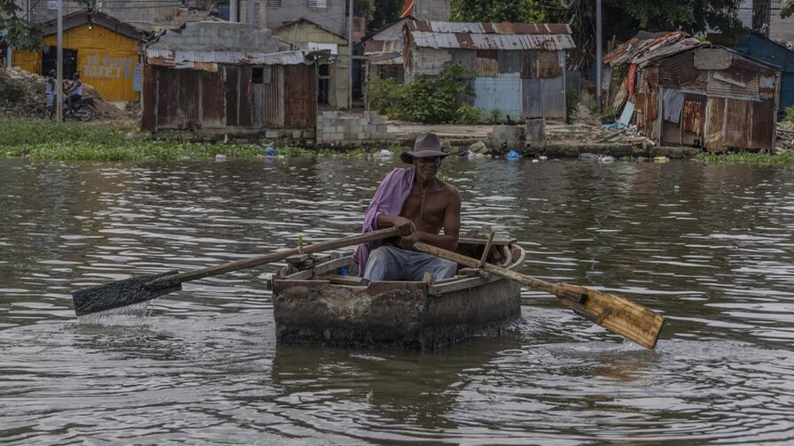 Cruzar el Ozama: Un Viaje en Yola en Pleno Siglo XXI