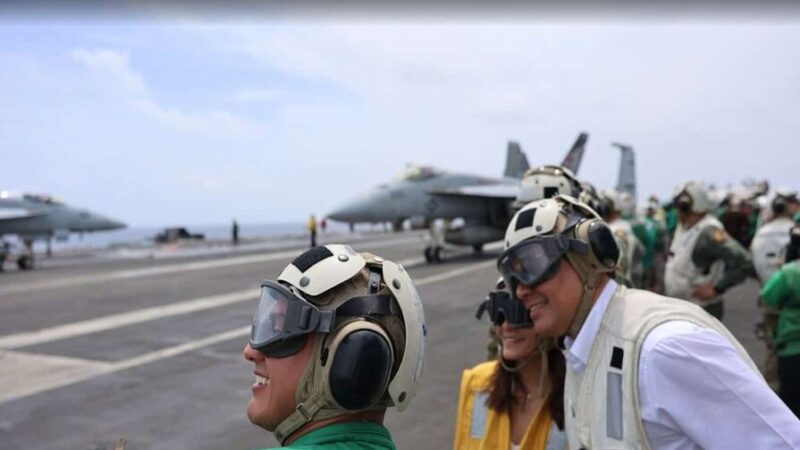 David Collado y Leah Campos Exploran el Portaaviones USS Nimitz