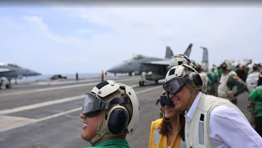 David Collado y Leah Campos Exploran el Portaaviones USS Nimitz
