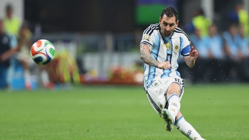 Messi Inspira a Argentina en Épica Remontada ante Egipto