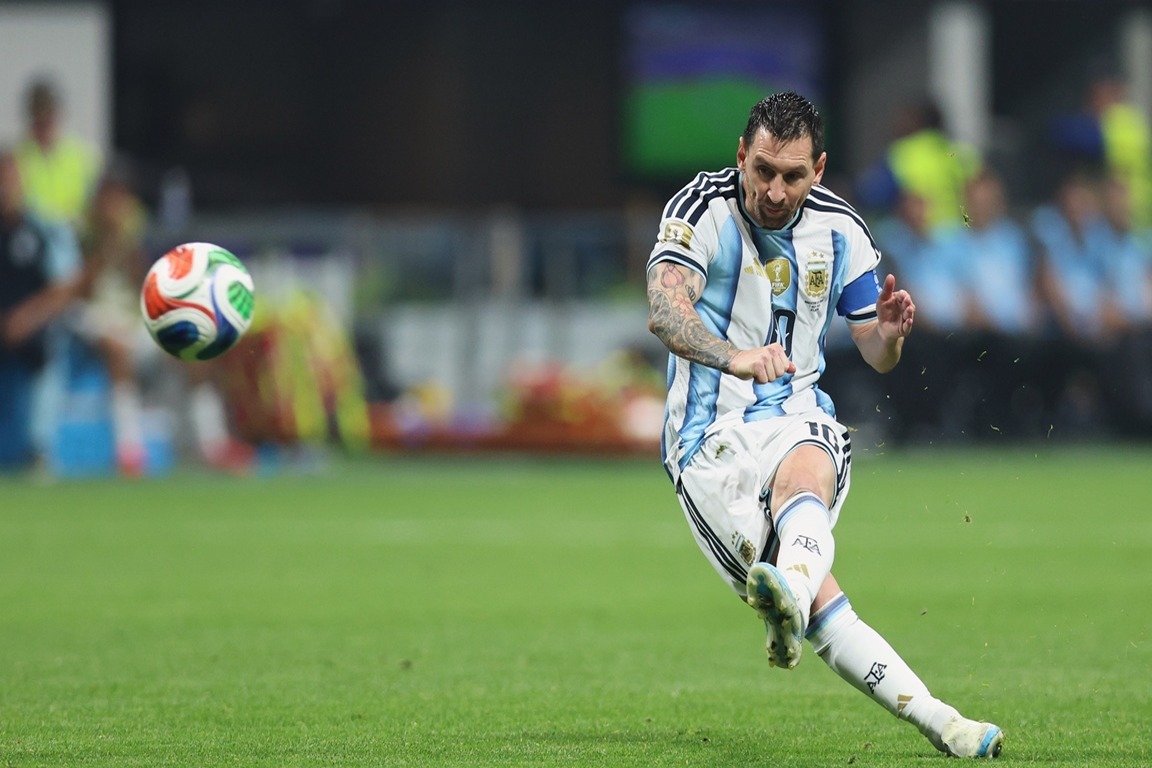 Messi Inspira a Argentina en Épica Remontada ante Egipto
