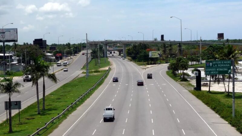 Cierre Nocturno en la Autopista Las Américas por Obras en Puente Peatonal