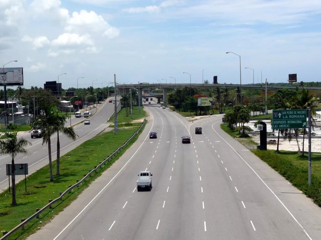 Cierre Nocturno en la Autopista Las Américas por Obras en Puente Peatonal