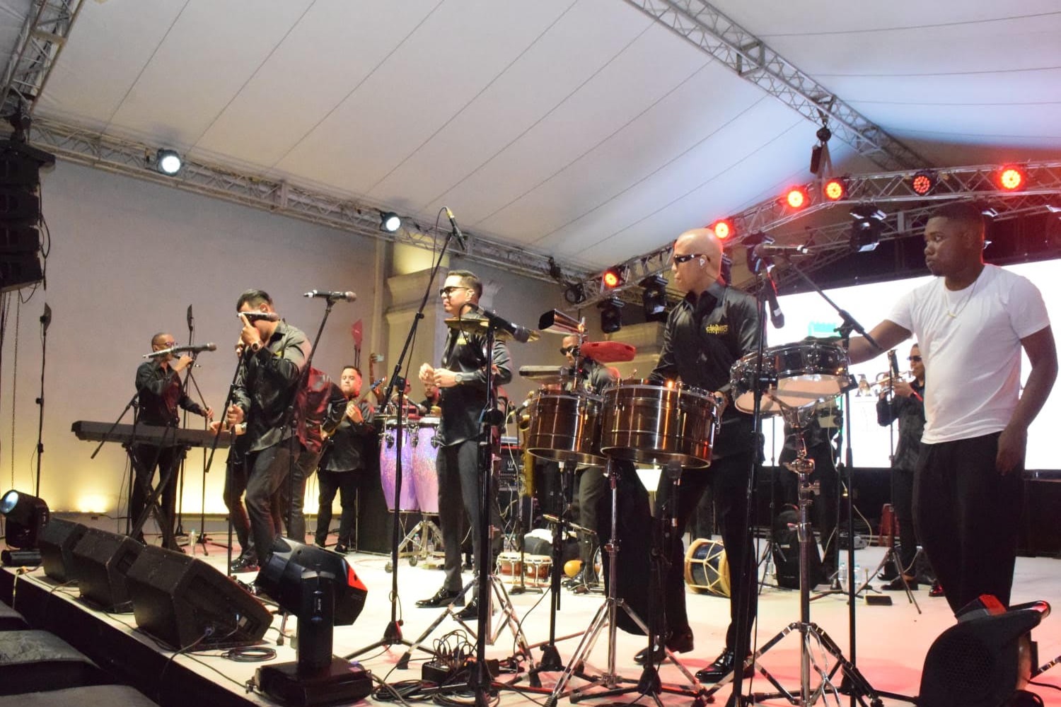 Chiquito Team Band Enciende las Fiestas Patronales de Santiago