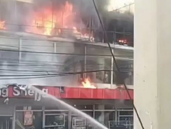 Incendio Afecta Tienda en Avenida Isabel Aguiar
