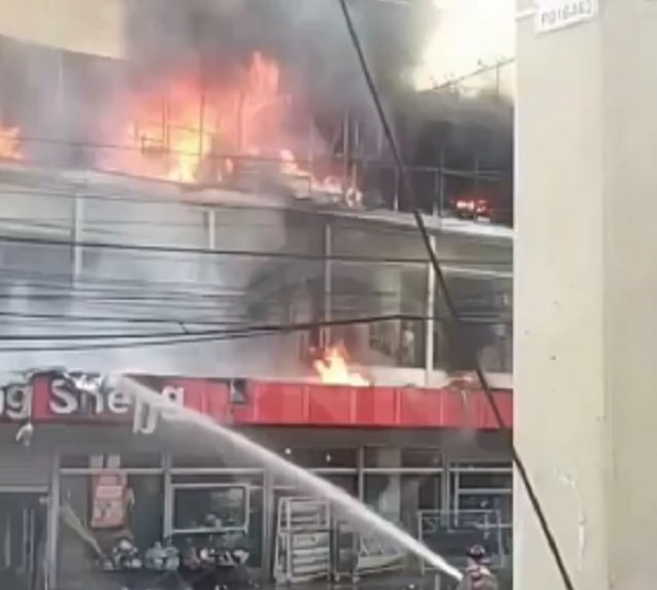 Incendio Afecta Tienda en Avenida Isabel Aguiar