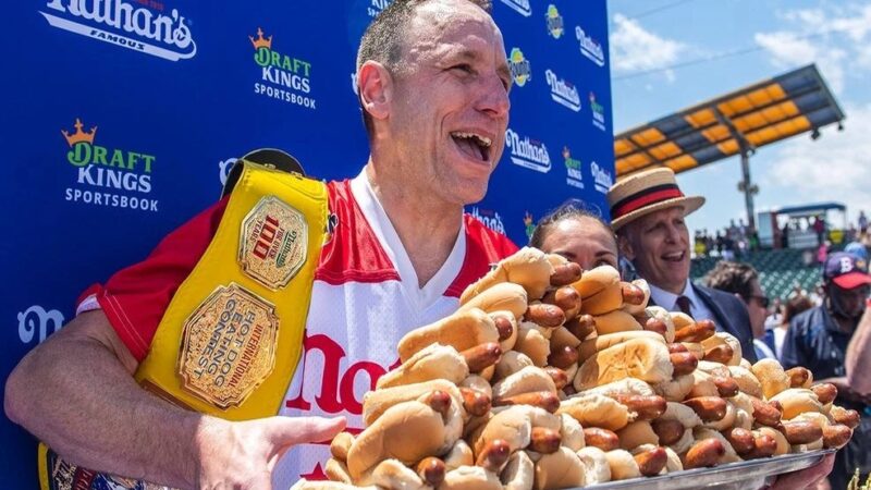 Joey Chestnut Revalida Título en Concurso de Hot Dogs en Nueva York
