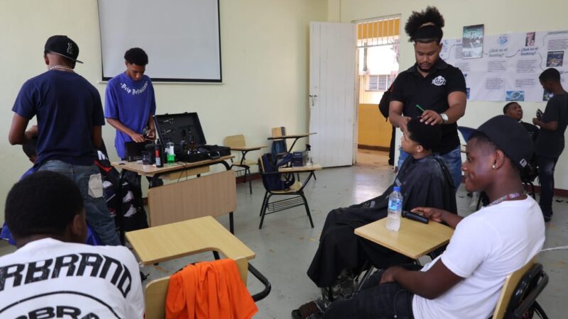 Jóvenes Emprendedores Transforman la Barbería en Santo Domingo