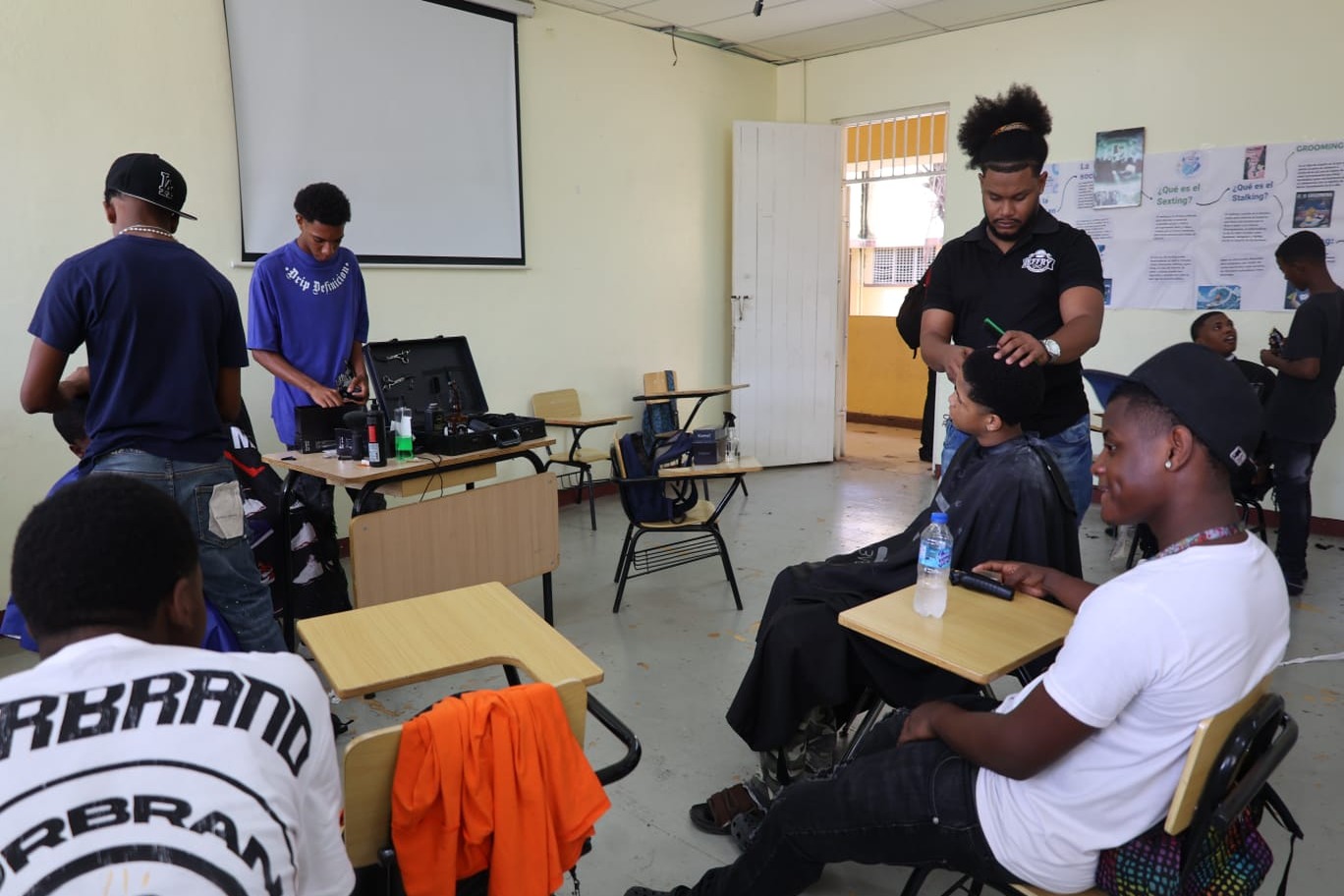 Jóvenes Emprendedores Transforman la Barbería en Santo Domingo