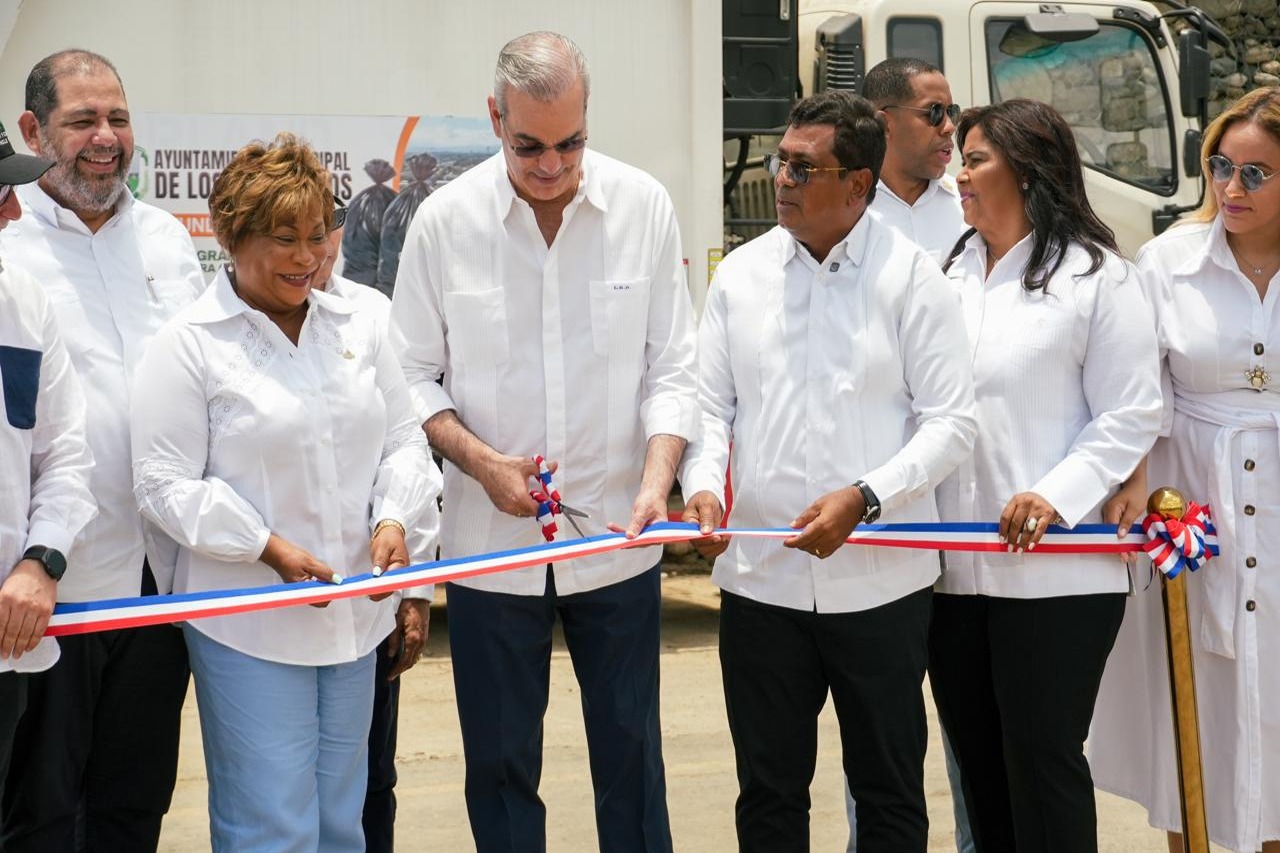 Abinader y Santos inauguran moderna estación de residuos en Los Alcarrizos