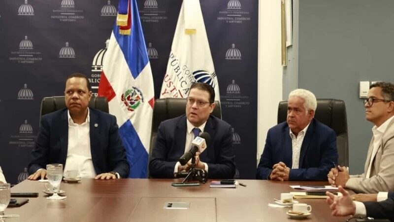 Anadegas y Gobierno Buscan Solución a Comisiones de Tarjetas en Estaciones de Servicio