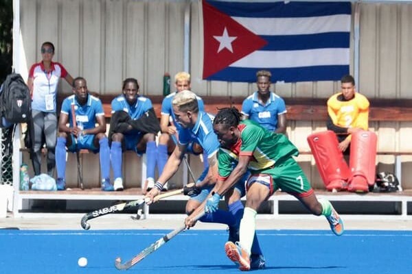 Portero Cubano de Hockey Sobre Césped Deserta en Santo Domingo
