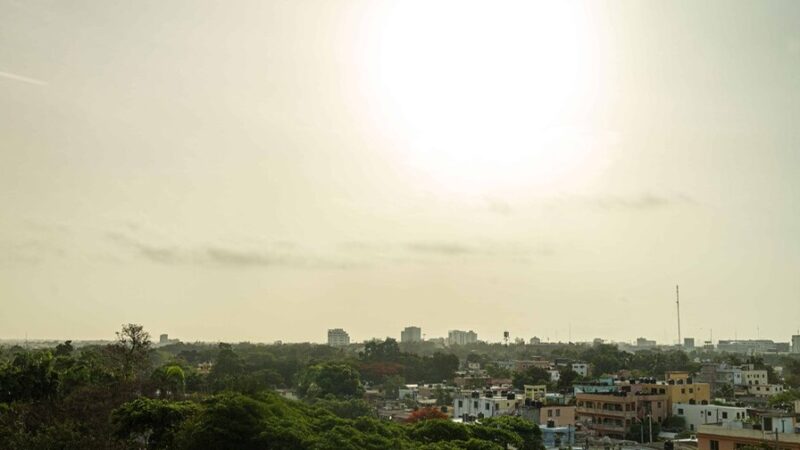 Cielo Gris y Altas Temperaturas Marcan el Clima en República Dominicana