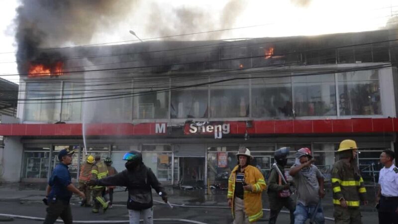 Incendio en Tienda Ming Sheng de Santo Domingo Oeste: Bomberos Luchan por Controlar el Fuego