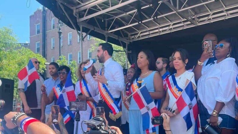Alcalde de Nueva York Encabeza la Gran Parada Dominicana en el Bronx