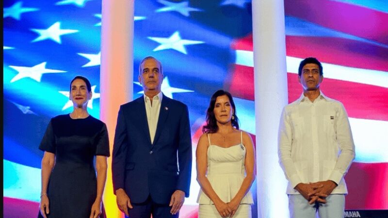 Embajadora de EE. UU. Resalta Vínculos con República Dominicana en Celebración Histórica