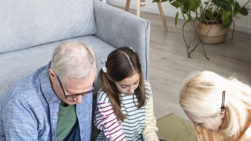 El Rol de los Abuelos en el Cuidado de los Nietos: Beneficios y Desafíos