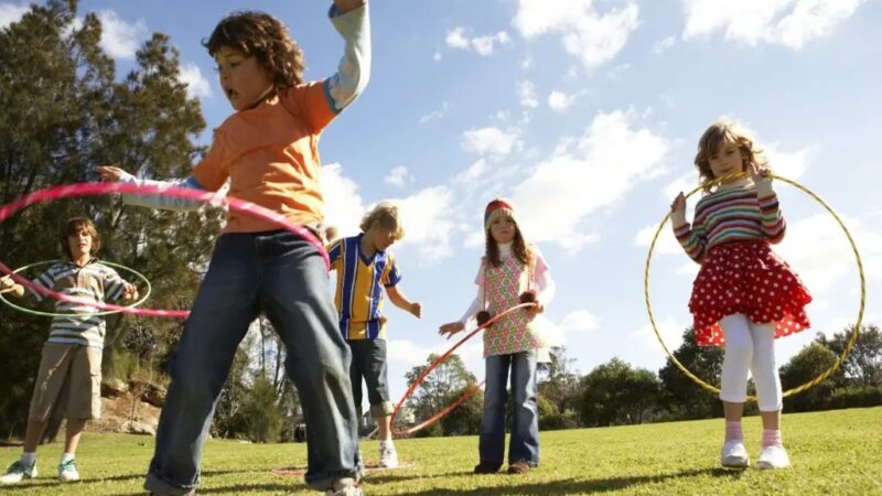 Psicóloga Recomienda Reducir Pantallas y Fomentar Juegos al Aire Libre en Vacaciones