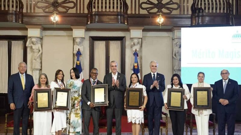 Luis Abinader Honra a Educadores con la Medalla al Mérito Magisterial