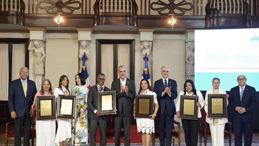 Luis Abinader Honra a Educadores con la Medalla al Mérito Magisterial
